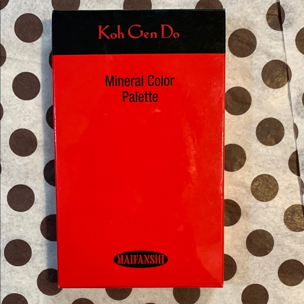 Koh Gen Do Mineral Color Palette.         (eye shadow and cheek)